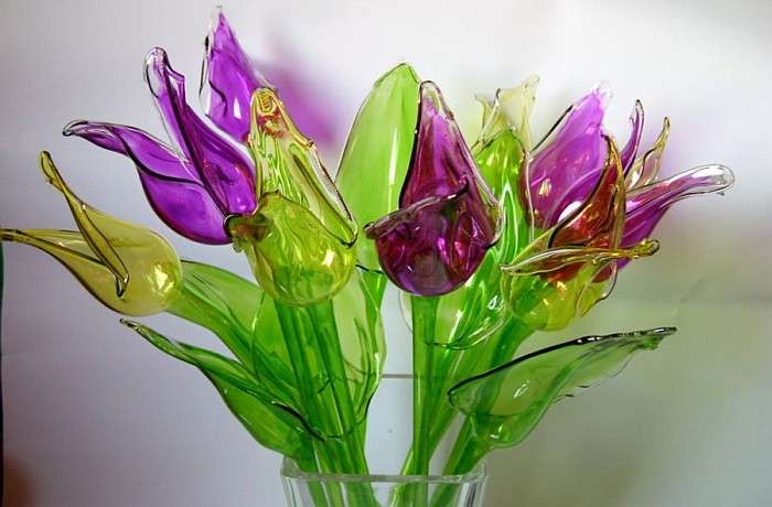Tulipani di vetro in un vaso. puzzle online