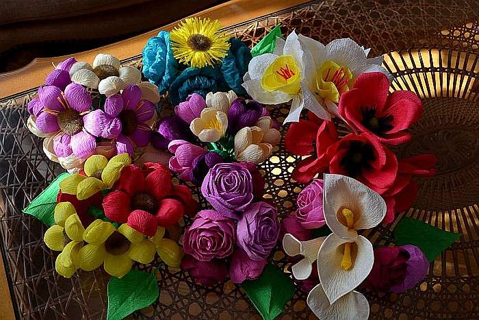 Květiny z barevného hedvábného papíru skládačky online