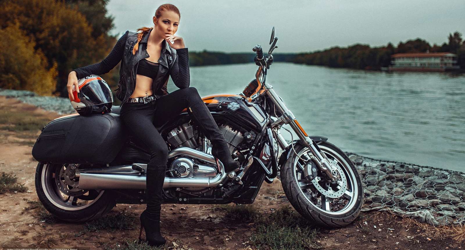 Девушка с мотоциклом онлайн-пазл