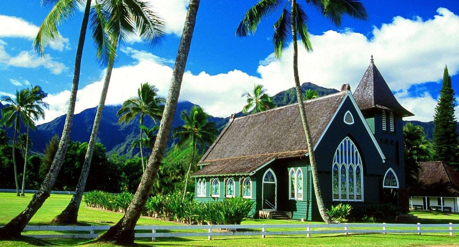 Церковь среди пальм онлайн-пазл