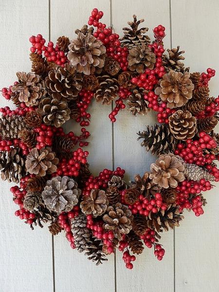 Holidays: a wreath with cones online puzzle
