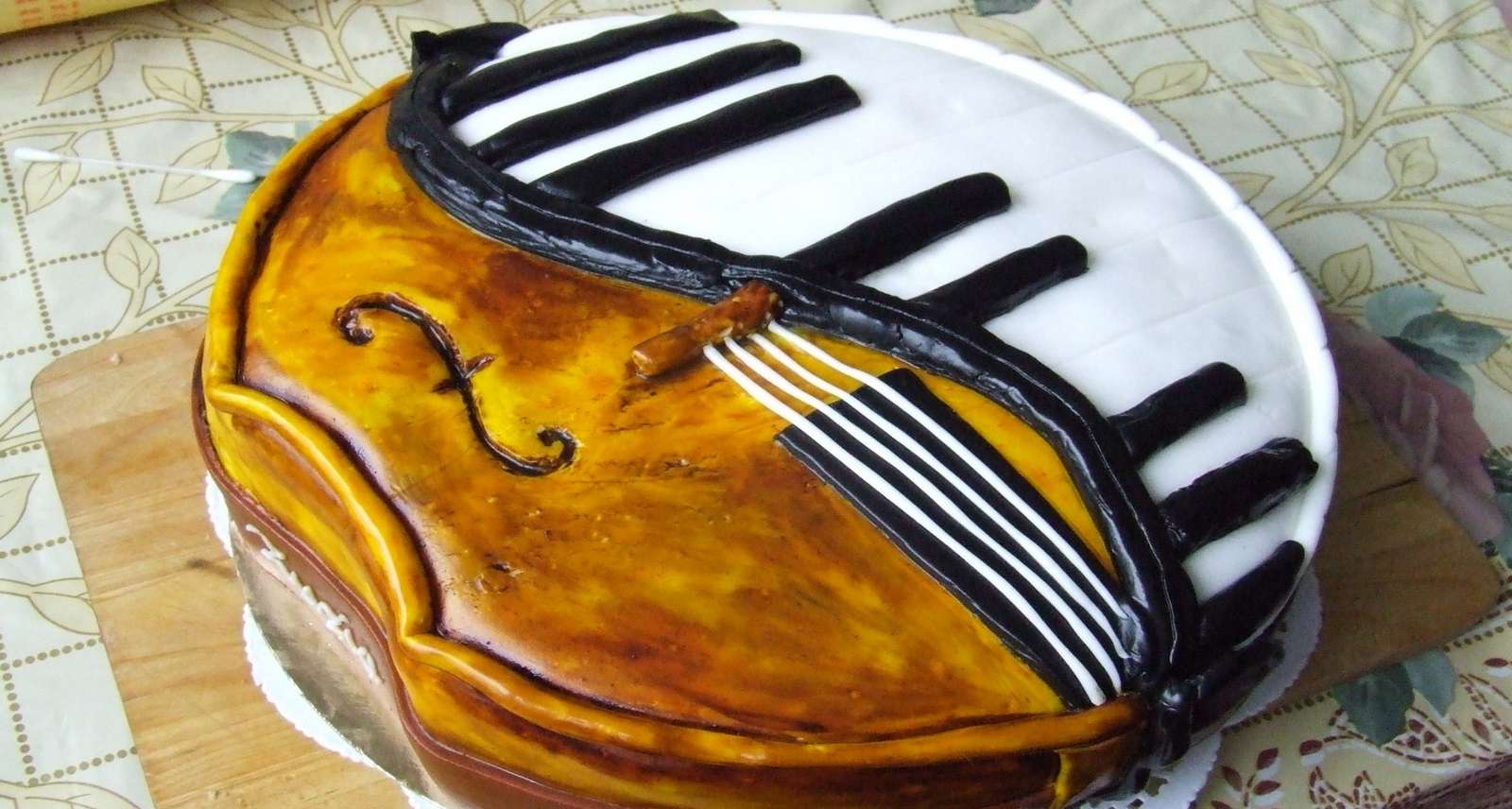 A cake for music jigsaw puzzle online
