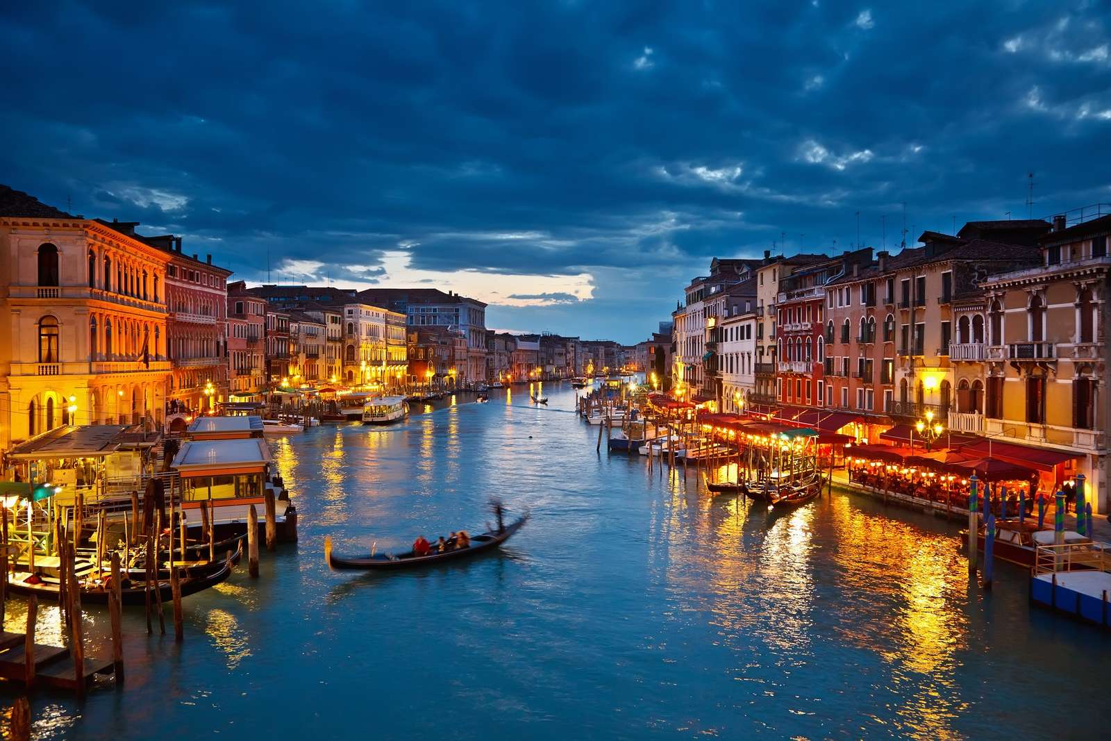 Venecia de noche - Italia rompecabezas en línea
