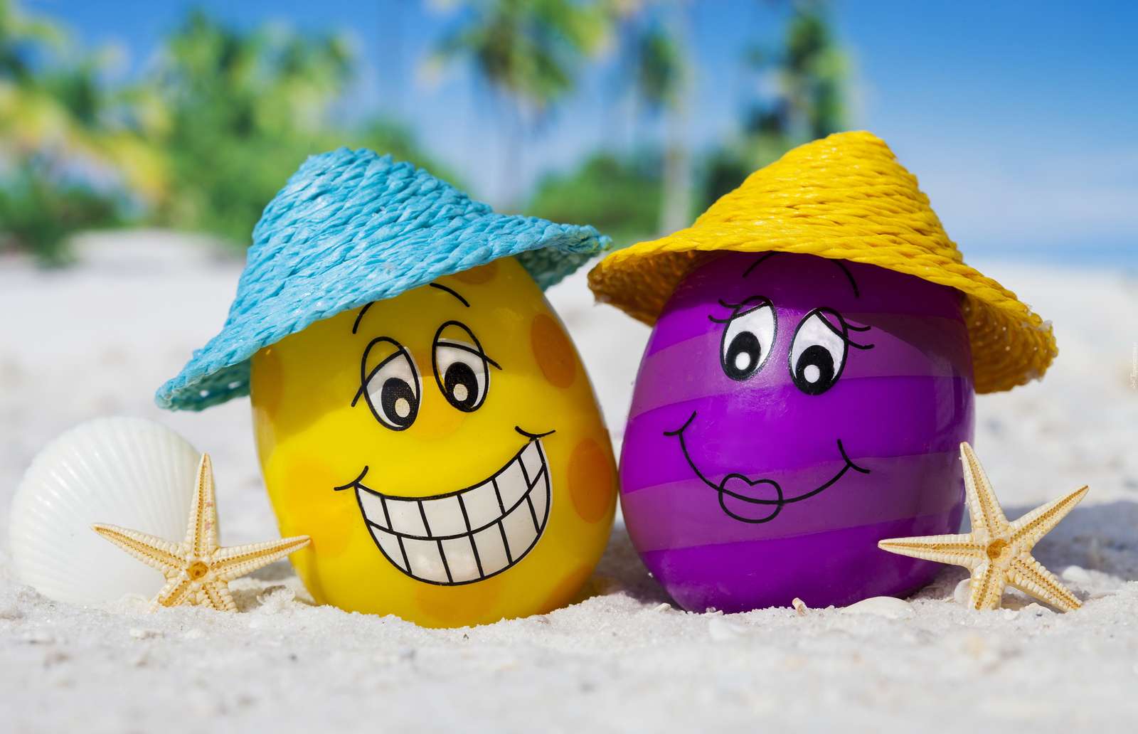 Huevos de colores en la playa rompecabezas en línea