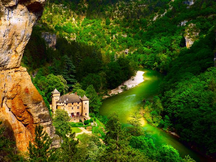 Castelul de pe râu jigsaw puzzle online
