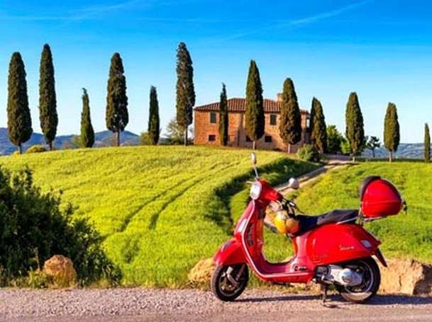 Visiting Tuscany on a scooter online puzzle