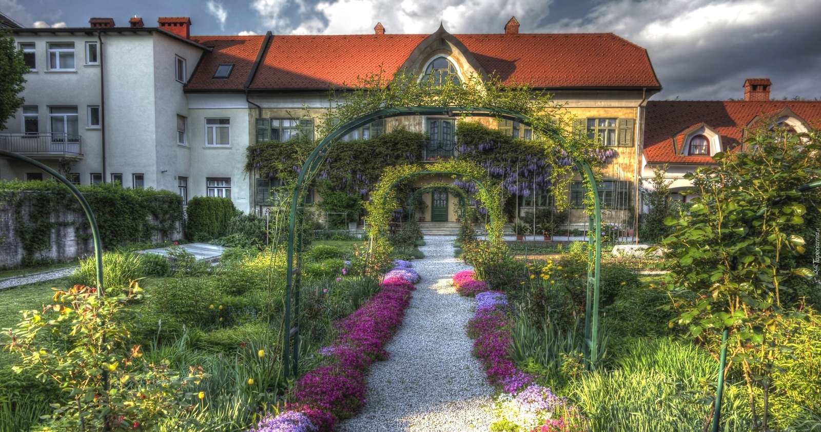 Σπίτι με κήπο online παζλ