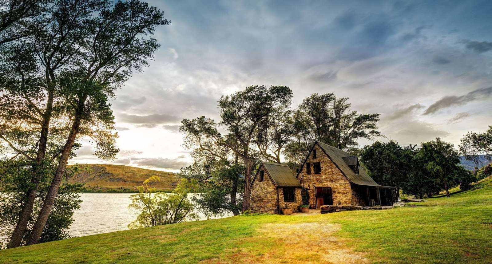Ένα σπίτι δίπλα στη λίμνη παζλ online