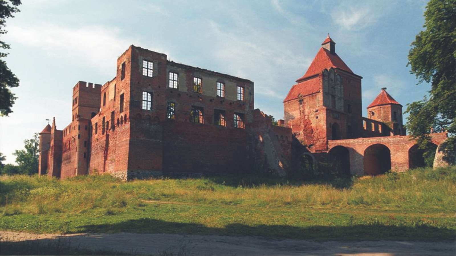 Ruinerna av slottet i Szymbark Pussel online