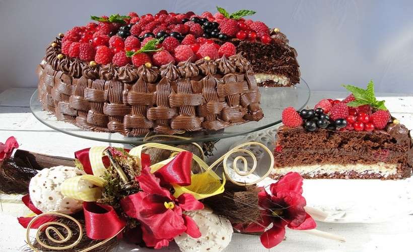 Φράουλες στο κέικ παζλ online