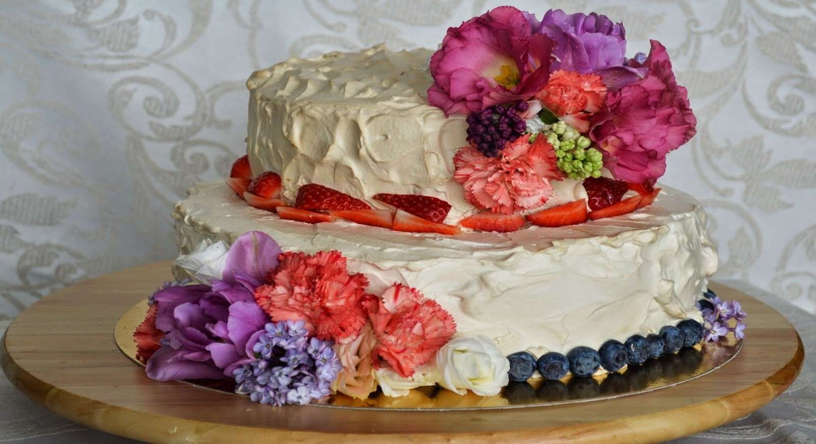 Gâteau avec des fleurs puzzle en ligne