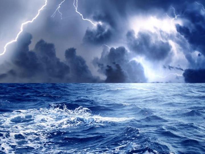 шторм над морем онлайн пазл