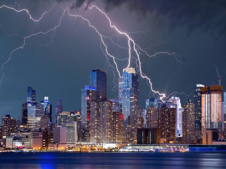Storm over the city jigsaw puzzle online