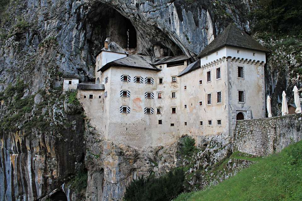 Словения. Замък в скалата. онлайн пъзел