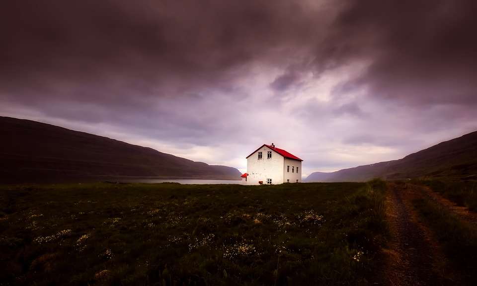 Island. Ensamt hus pussel på nätet