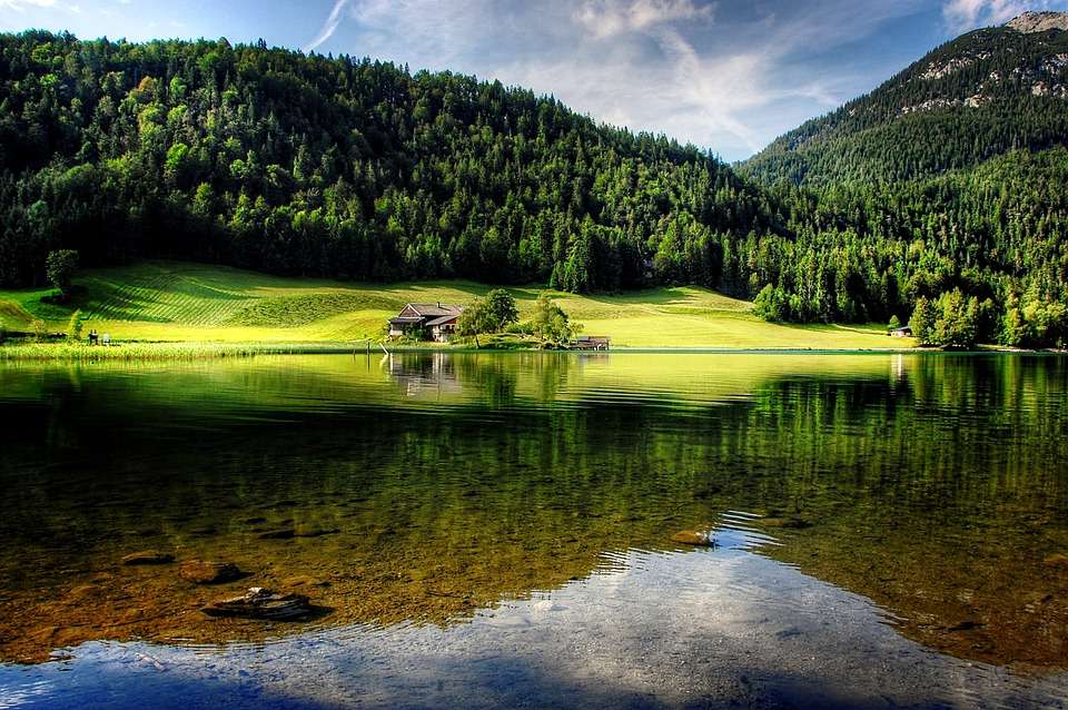 Озеро в горах Тироля. онлайн-пазл