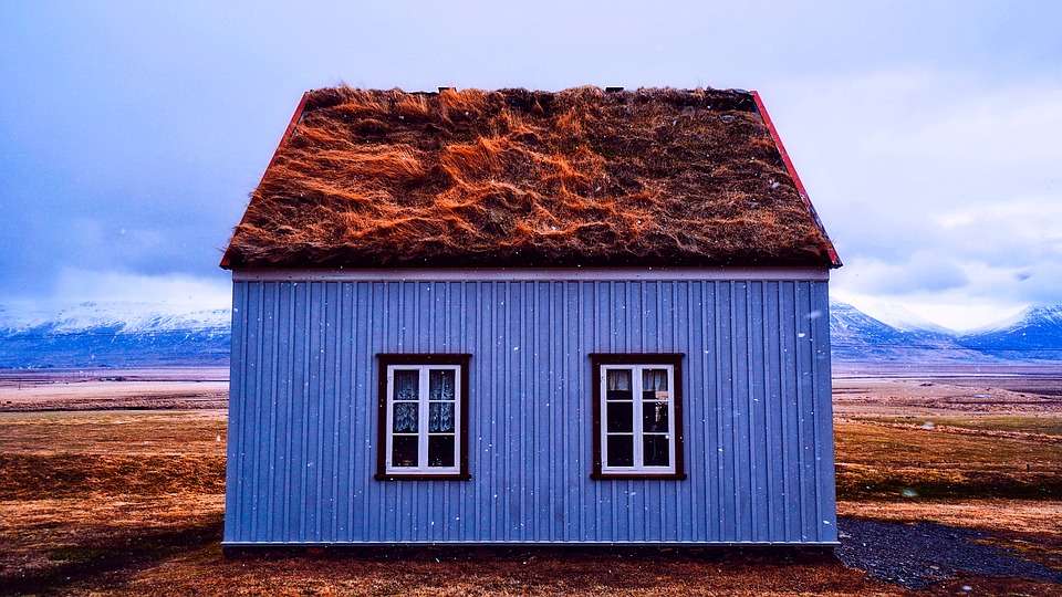 Island. Ein blaues Haus. Online-Puzzle