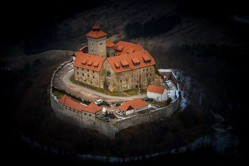 Κάστρο που περιβάλλεται από δάσος. παζλ online