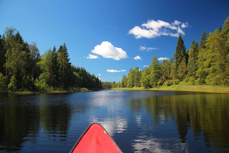 Suecia. Kayak en el agua. rompecabezas en línea
