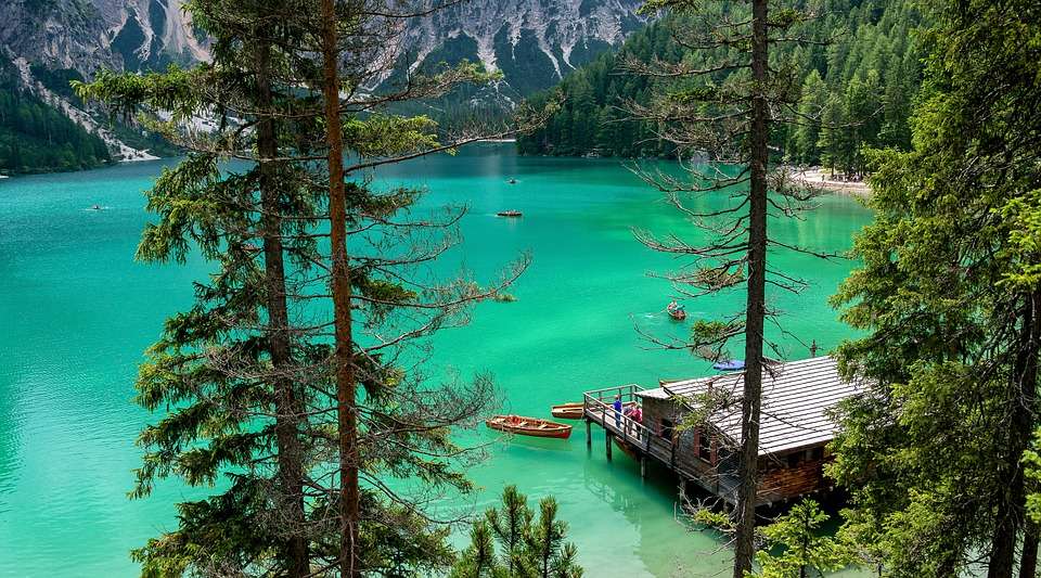 Sjön i Dolomiterna. Pussel online
