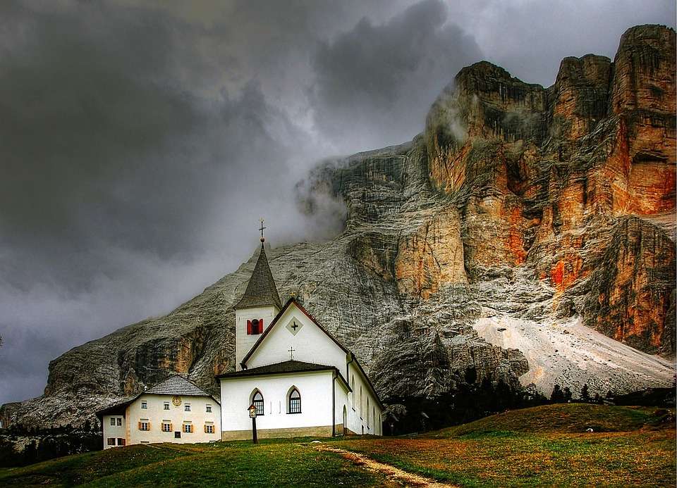 Kirche in den Dolomiten. Online-Puzzle