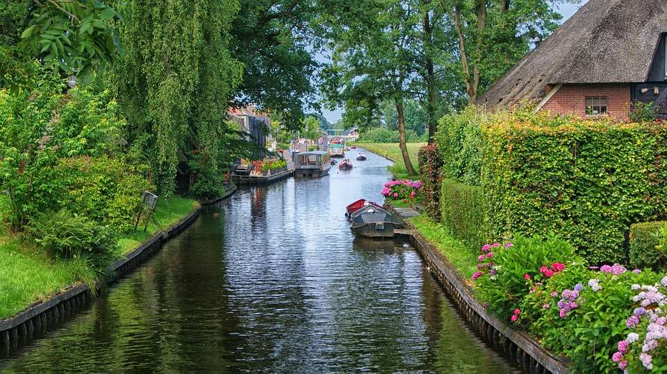 Nederländerna. Hus på kanalen. pussel på nätet