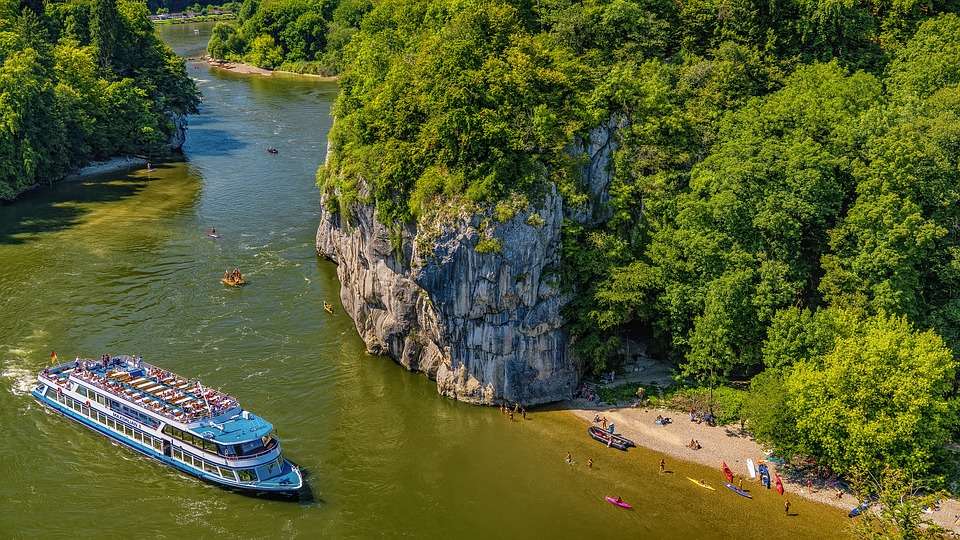 Navire sur le Danube en Bavièr puzzle en ligne