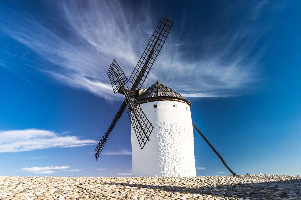 Windmolen tegen de hemel. legpuzzel online