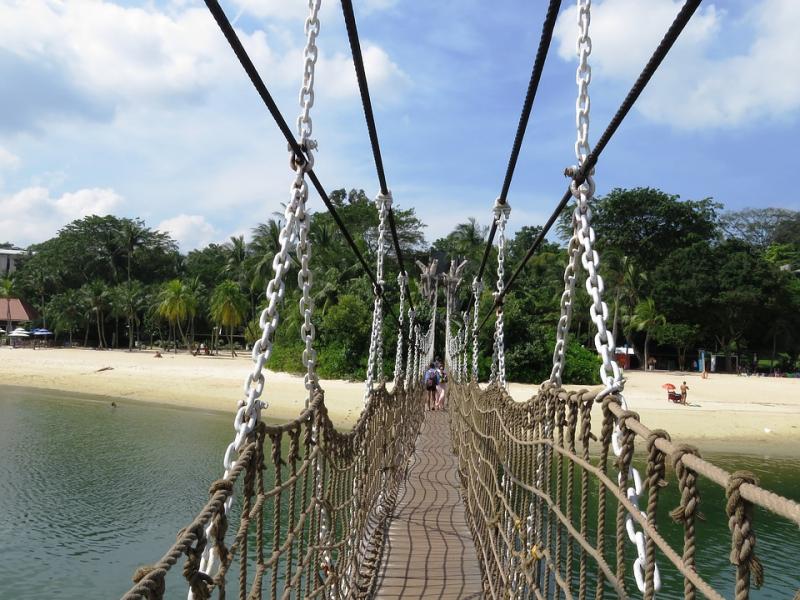 Γέφυρα στην παραλία Sentosa. online παζλ