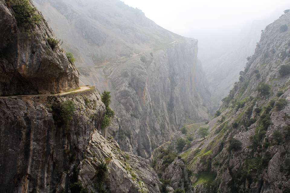 Een kronkelende weg in de bergen. online puzzel