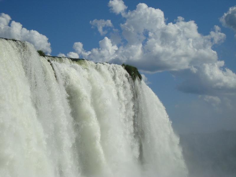 Catarata del Iguazú en Brasil. rompecabezas en línea