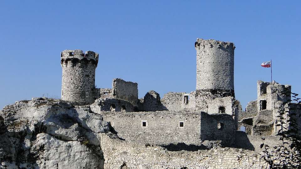 Schloss in Ogrodzieniec. Puzzlespiel online