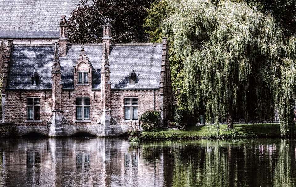 House by the canal. jigsaw puzzle online