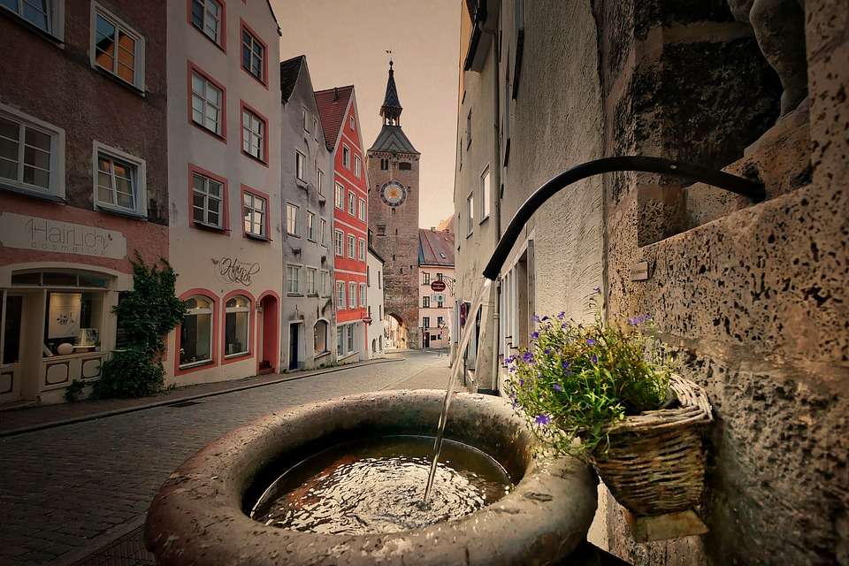 Street fountain. online puzzle