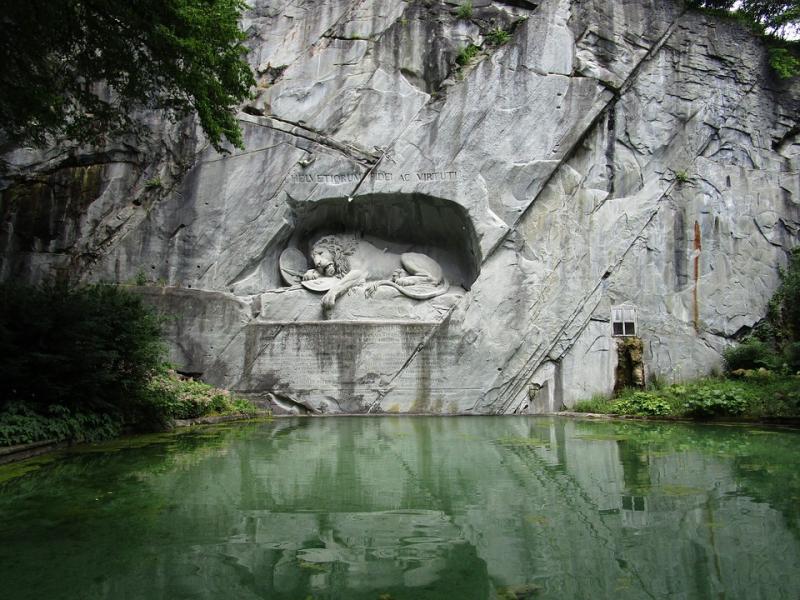 Sculpture d'un lion endormi. puzzle en ligne