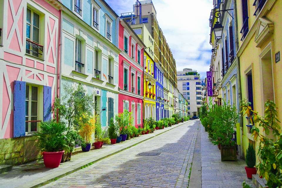 Eine bunte Straße in Paris. Puzzlespiel online