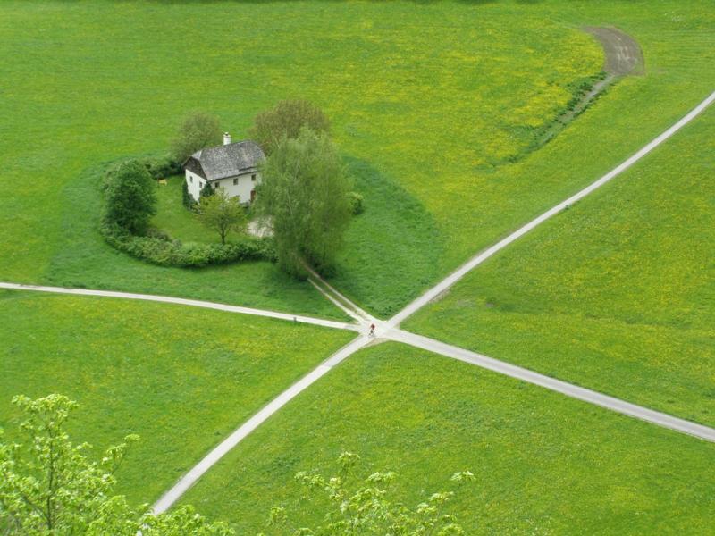 A house at a crossroads. online puzzle