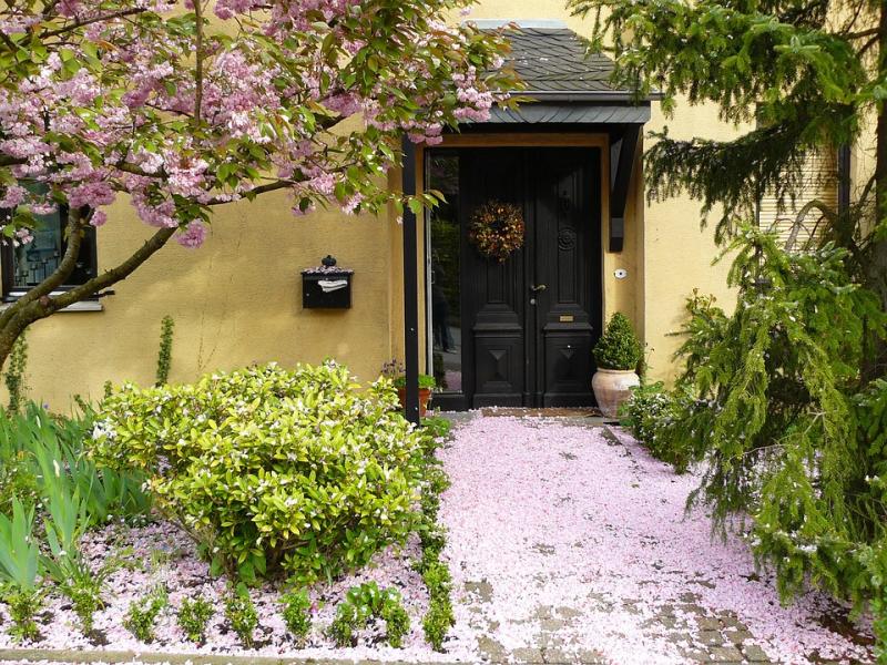 Charming entrance to the house jigsaw puzzle online
