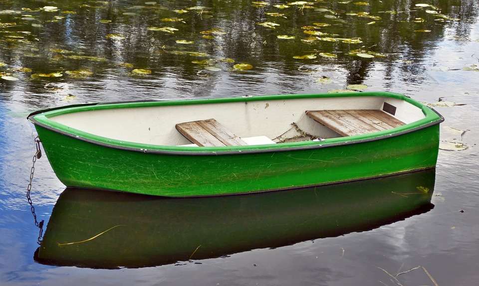 Ett grönt fartyg på dammet. pussel på nätet