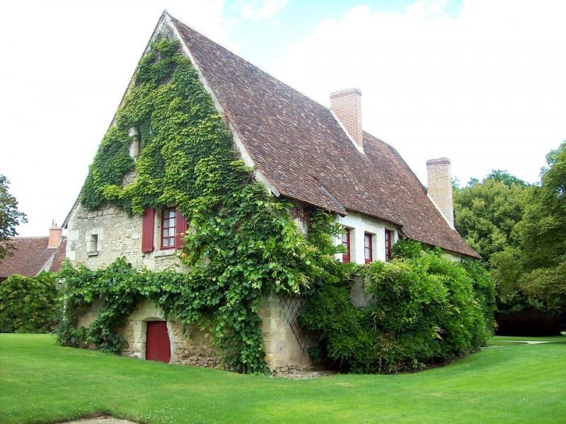 Casa este înconjurată de verdeață. jigsaw puzzle online
