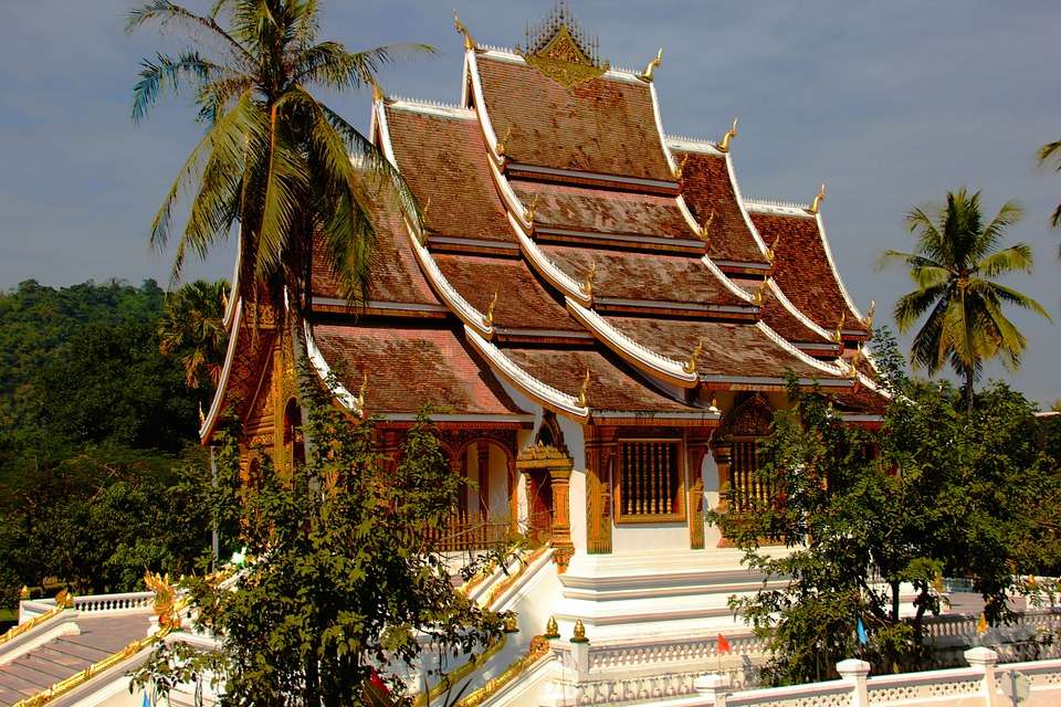 Buddhistischer Tempel in Laos. Online-Puzzle