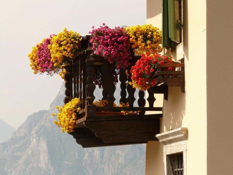 Балкон с цветя. онлайн пъзел