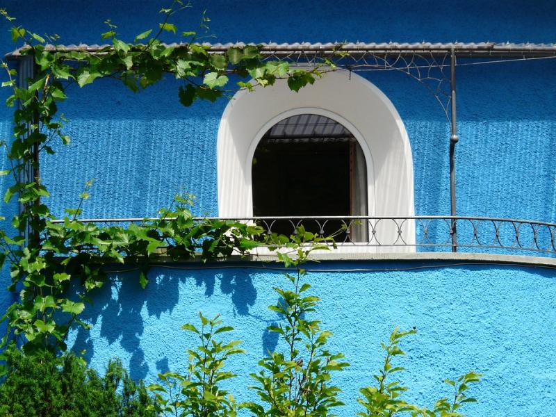 Balcon. Façade bleue. puzzle en ligne