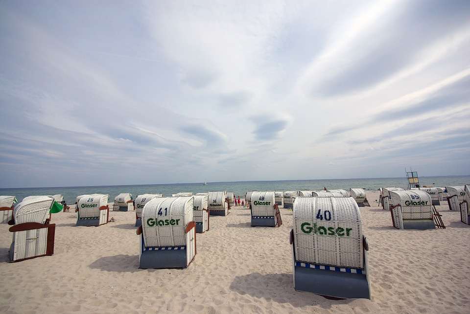Пляжные корзины на Балтийском море. онлайн-пазл
