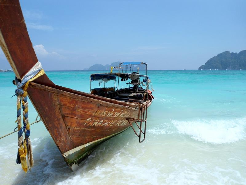 A boat on the beach. online puzzle