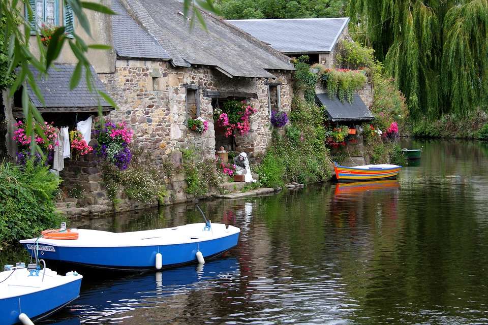 Houses by the river. online puzzle