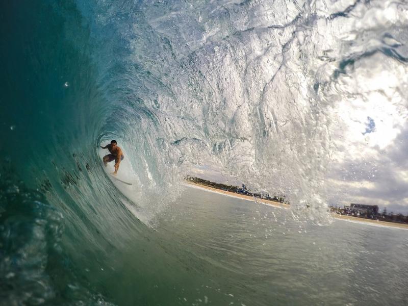 Сърфер под вълната. онлайн пъзел