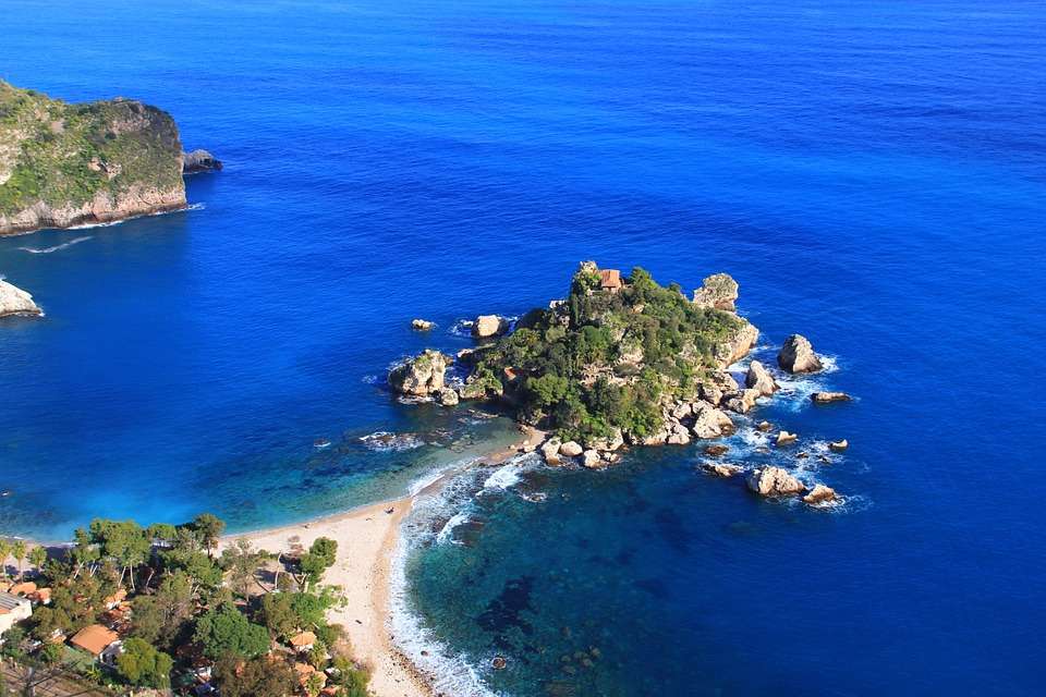 Ostrov v moři. Sicílie. online puzzle