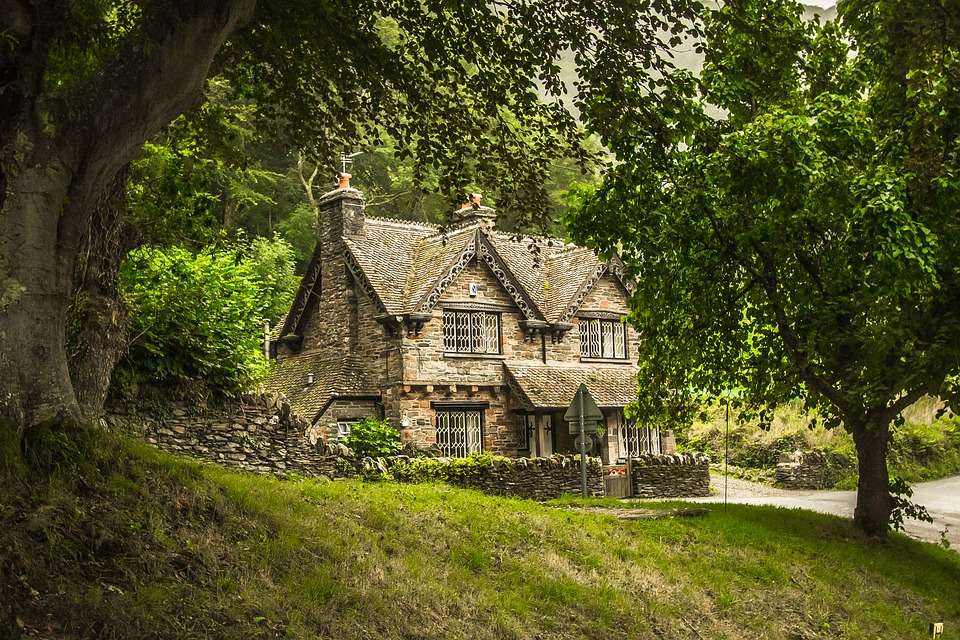 An old house in the forest. jigsaw puzzle online