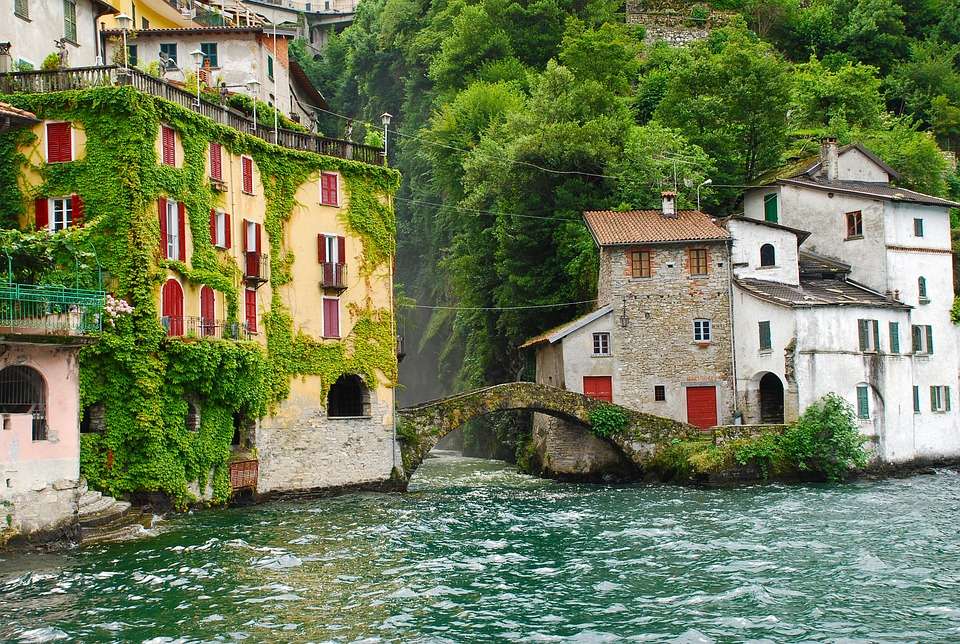 Casas en el lago de Como. rompecabezas en línea
